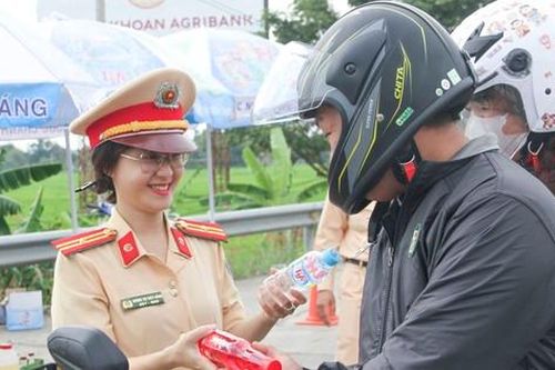 CSGT hỗ trợ nước uống, đổ xăng miễn phí cho người dân trở lại làm việc sau Tết