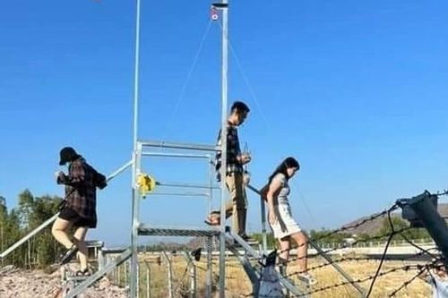 Người dân tự làm thang vượt rào chắn cao tốc, cho khách đi vệ sinh