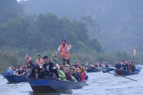 Người lái đò mặc áo phản quang chở khách trẩy hội chùa Hương