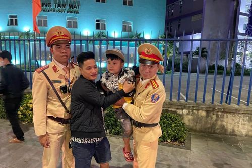 Tìm lại người thân giúp bé trai nhỏ đi lạc