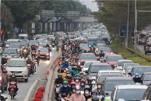 Đường phố Hà Nội đông đúc trong ngày làm việc đầu năm