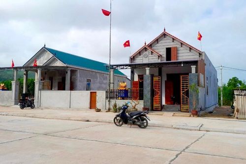 Sắc xuân thắm đỏ màu cờ Tổ quốc tại khu tái định cư cao tốc Bắc-Nam
