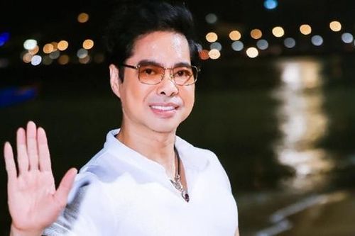 Ngọc Sơn tuổi 55 vẫn lái xe mui trần, rap và nhảy điệu nghệ cực trẻ trung