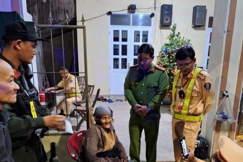 Cụ bà 92 tuổi đoàn tụ với gia đình sau 15 năm thất lạc