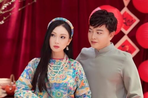 'Ca sĩ tỷ phú' Hà Phương du xuân đầu năm cùng 'người tình sân khấu'