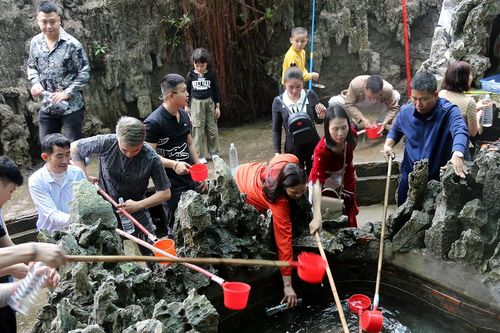 Thi nhau đến giếng Tiên ở Quảng Ninh lấy nước uống, rửa mặt cầu may
