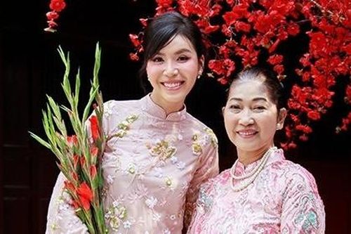Siêu mẫu Minh Tú thực hiện ước mơ của mẹ dịp đầu năm mới