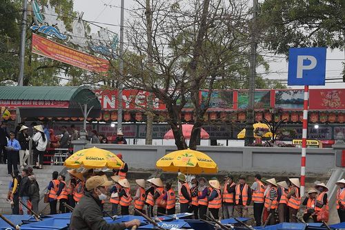 Chùa Hương ngày khai hội: Lái đò xếp hàng chờ khách