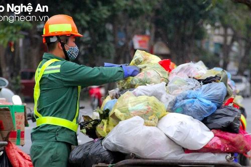 Gần 1.000 tấn rác thải mỗi ngày trong dịp Tết Nguyên đán tại TP.Vinh