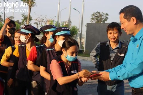 Công đoàn TP Vinh lì xì cho công nhân trong ngày làm việc đầu năm