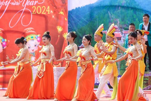Nô nức khai hội chùa Hương Tích