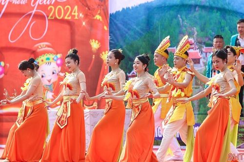 Nô nức khai hội chùa Hương Tích