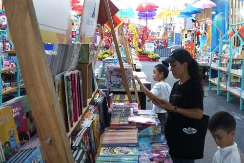 Hơn 1 triệu lượt khách đến tham quan, mua sách trong Lễ hội Đường sách Tết