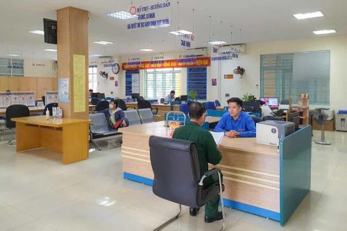 Quảng Ninh: Công chức đi làm vào thứ Bảy để giải quyết nhu cầu người dân sau Tết