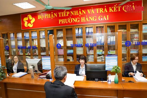 Công sở nghiêm túc làm việc ngày đầu năm, người dân thực hiện thủ tục thuận lợi