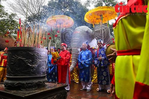 Người dân phấn khởi nhận lộc hoa tre, trầu cau tại hội Gióng đền Sóc