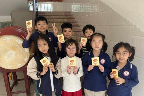 Học sinh Hà Nội hào hứng ngày đầu đi học sau Tết