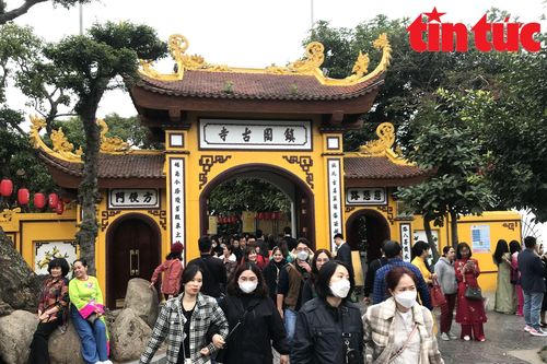 Chùa Trấn Quốc đông đúc trong ngày mùng 6 Tết