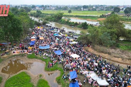 Hàng nghìn người dân và du khách nô nức đi chợ 'nhận may, ném rủi'