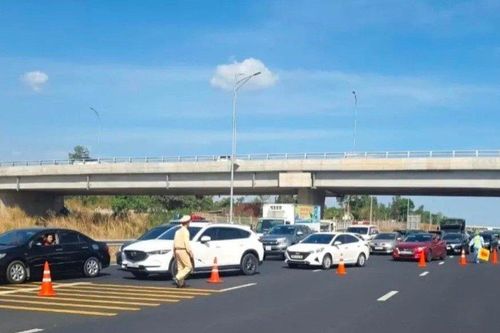 Đồng Nai: Người dân ùn ùn quay lại sau kỳ nghỉ Tết