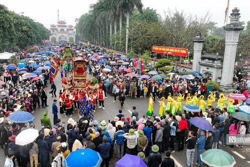 Hàng vạn người dân dự lễ rước kiệu trong Lễ hội đền Hai Bà Trưng