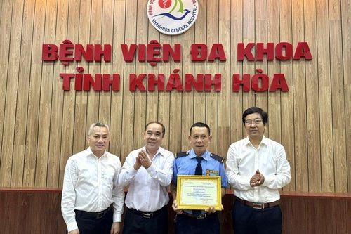 Tuyên dương bảo vệ nhặt được của rơi trả lại người nhà bệnh nhân