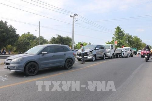 Xe ô tô tông nhau liên hoàn trên tuyến Quản lộ Phụng Hiệp - Cà Mau