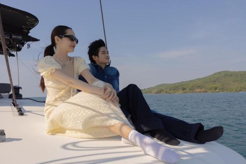 Bảo Anh đăng ảnh thân mật với một chàng trai, khẳng định: 'Có anh ở đây rồi'