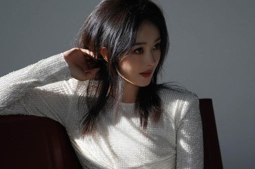 Triệu Lệ Dĩnh thông báo tin vui đúng ngày Lễ Tình nhân, thế nhưng vòng 2 mới gây chú ý