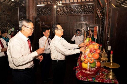 Lãnh đạo tỉnh An Giang viếng, dâng hương Bác Hồ, Bác Tôn