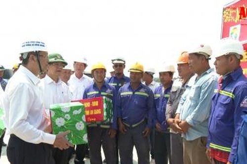 Lãnh đạo tỉnh An Giang thăm, chúc Tết, động viên công nhân thi công các công trình trọng điểm