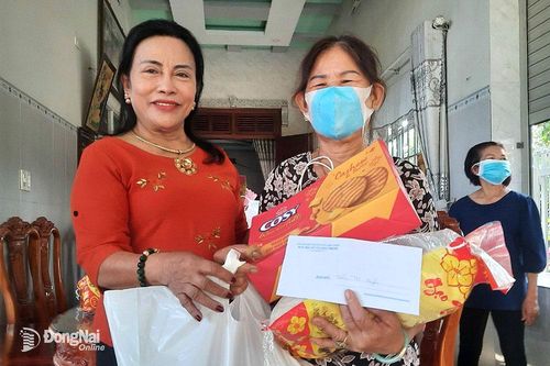 Sống là cho…