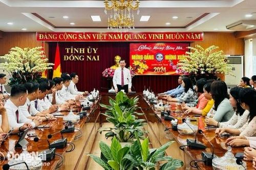 Thường trực Tỉnh ủy chúc Tết cán bộ, công chức Văn phòng Tỉnh ủy
