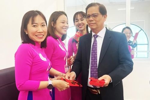 Chủ tịch UBND tỉnh Nguyễn Tấn Tuân chúc Tết tại Trung tâm Phục vụ hành chính công tỉnh
