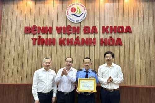 Bảo vệ Bệnh viện Đa khoa tỉnh nhặt được của rơi trả lại người đánh mất