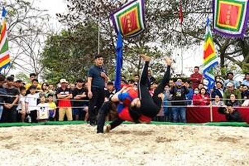 Hào hứng hội vật làng Thủ Lễ
