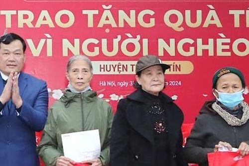 ROX Group trao tặng hơn 3.000 suất quà tết cho người nghèo