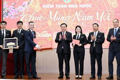 Chủ tịch Quốc hội Vương Đình Huệ thăm, gặp mặt cán bộ, công chức, viên chức, người lao động Kiểm toán Nhà nước