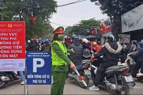 Ghi nhận thu phí trông giữ xe không dùng tiền mặt tại Phủ Tây Hồ