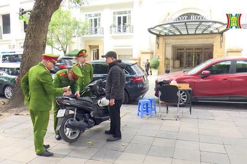 Quận Hoàn Kiếm xử phạt 25 bãi xe vi phạm