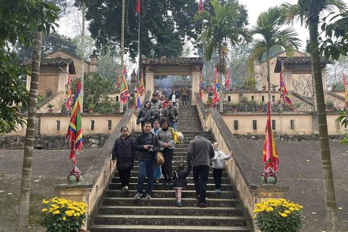 Nô nức trẩy hội đền vua Lê