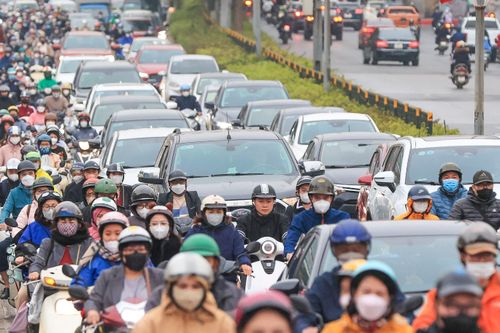 Dòng xe cộ ken đặc phố phường Hà Nội ngày đầu đi làm sau kỳ nghỉ Tết