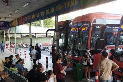 TP Hồ Chí Minh: Bến xe, nhà ga 'tăng nhiệt', sân bay tấp nập
