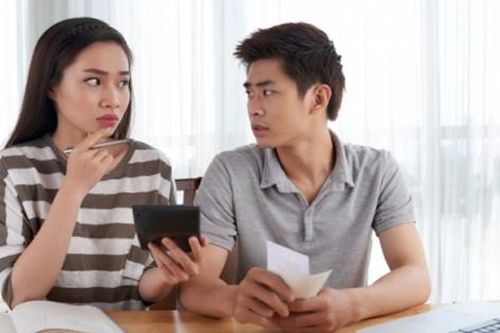 Nhìn chồng hậm hực dắt xe máy cà tàng đi làm ngày cuối năm mà tôi vừa buồn cười vừa thương xót