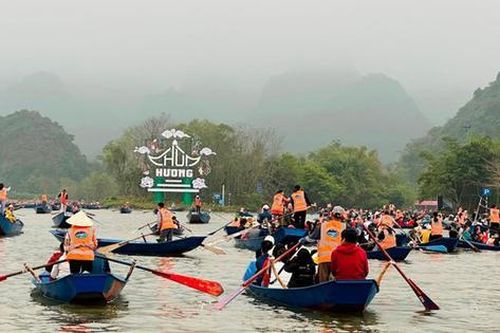 Khai hội Chùa Hương năm 2024: Hàng vạn du khách đội mưa tham gia trẩy hội