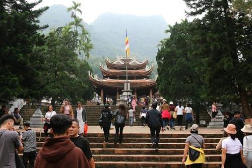 Ngày khai hội chùa Hương 2024 không còn cảnh chen lấn, người dân thong thả lễ chùa, cầu an