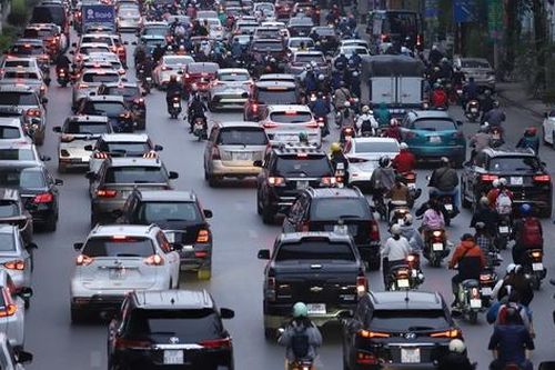 Ngày đi làm đầu tiên sau Tết, đường phố đông đúc, người - xe chen chúc