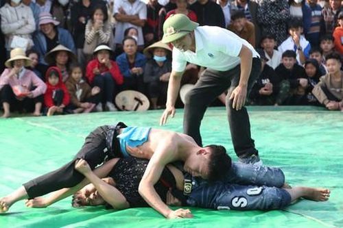 Về Nam Thanh xem trai làng đọ sức, tranh tài ở hội vật ngày Tết