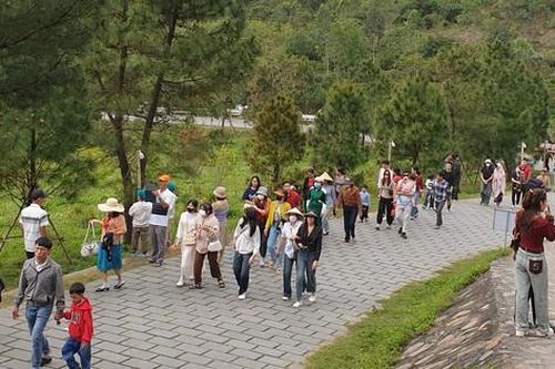 Dòng người dâng hương viếng mộ Đại tướng Võ Nguyên Giáp dịp đầu Xuân