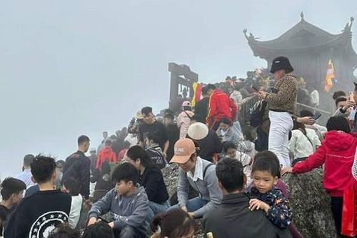 Quảng Ninh: Du khách nườm nượp đổ về các điểm tâm linh du xuân